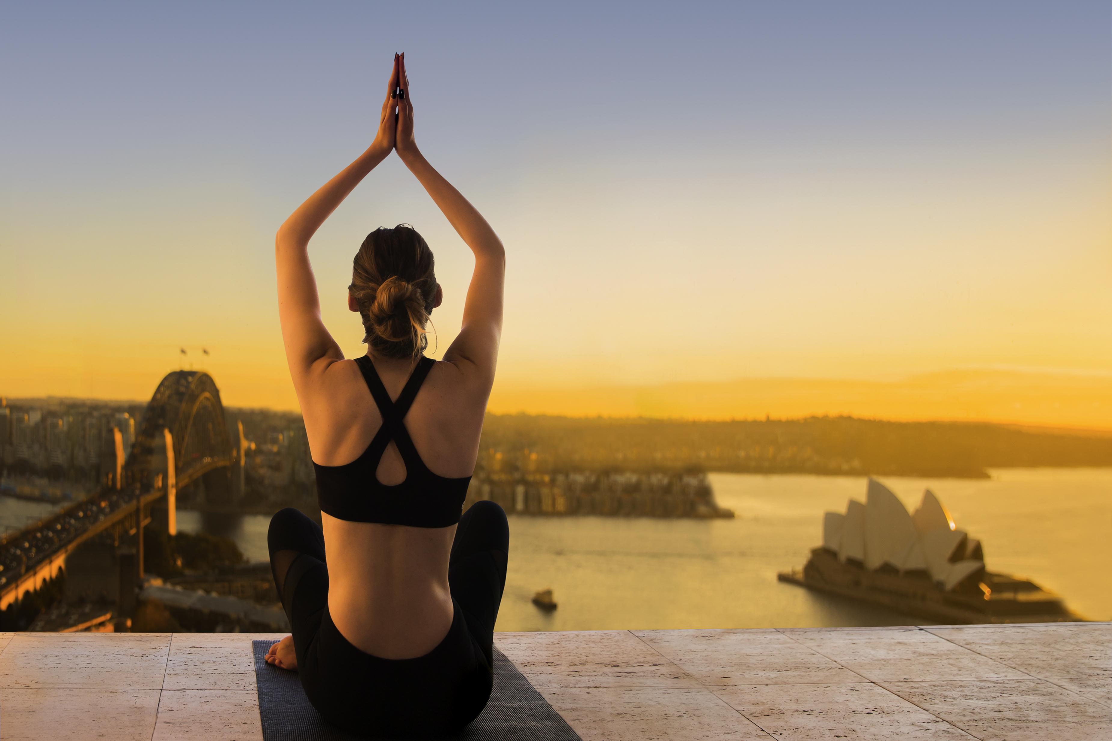 فندق أجنحة ذا سيبيل كواي ويست سيدني المظهر الخارجي الصورة A woman practicing yoga at the Sydney Opera House