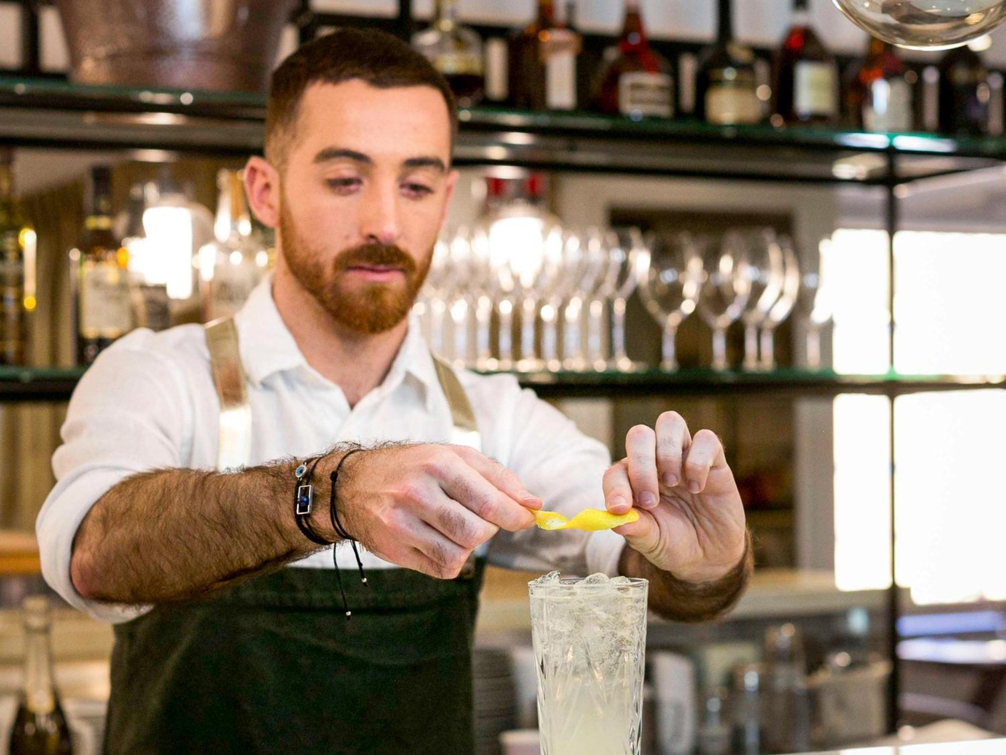 فندق أجنحة ذا سيبيل كواي ويست سيدني المظهر الخارجي الصورة A bartender at work