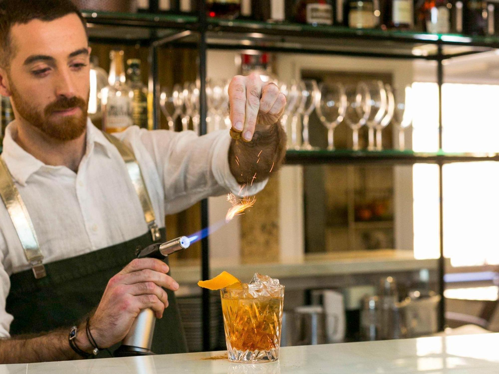 فندق أجنحة ذا سيبيل كواي ويست سيدني المظهر الخارجي الصورة A bartender preparing a cocktail