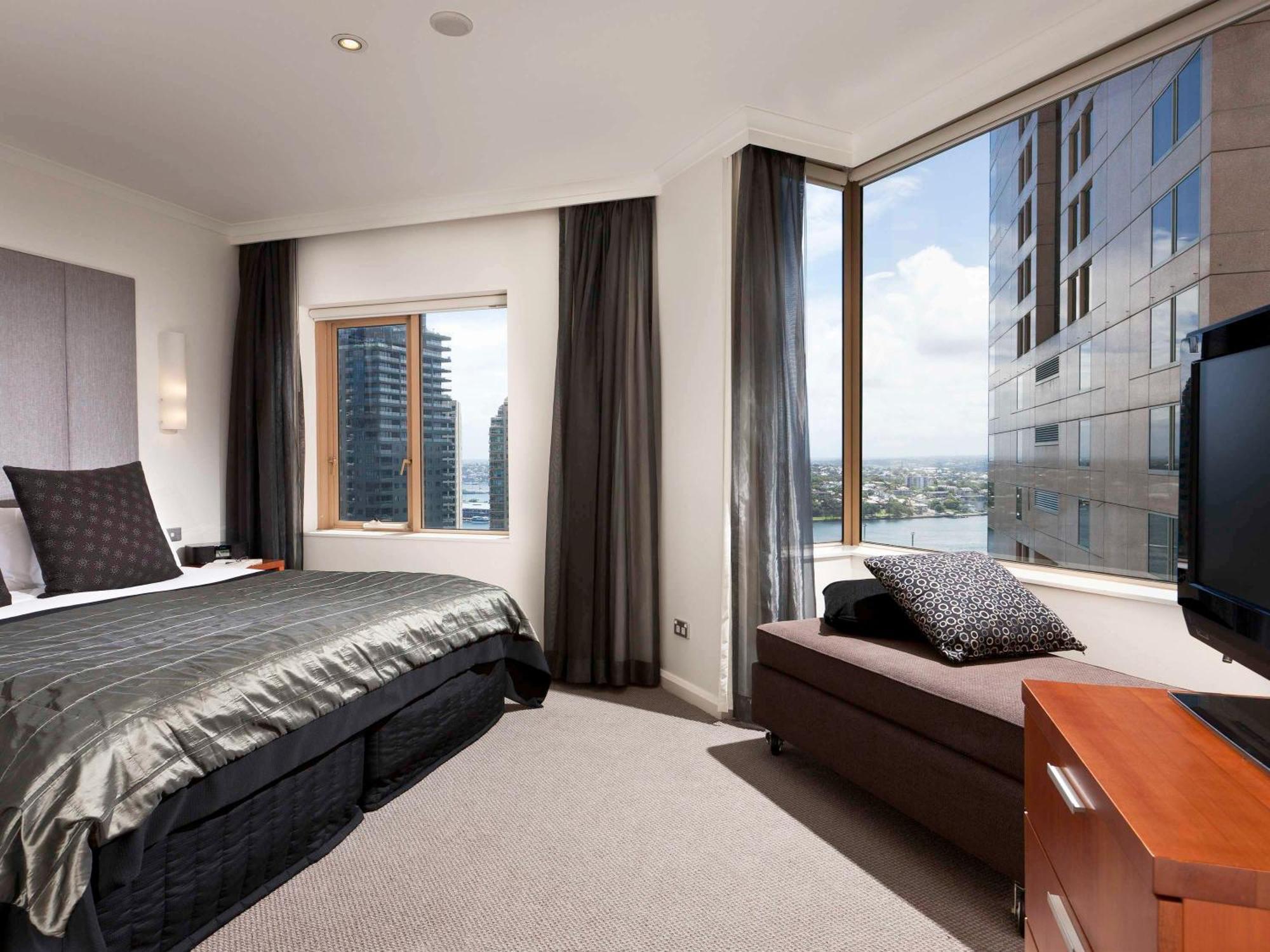 فندق أجنحة ذا سيبيل كواي ويست سيدني المظهر الخارجي الصورة A bedroom at the Crown Towers